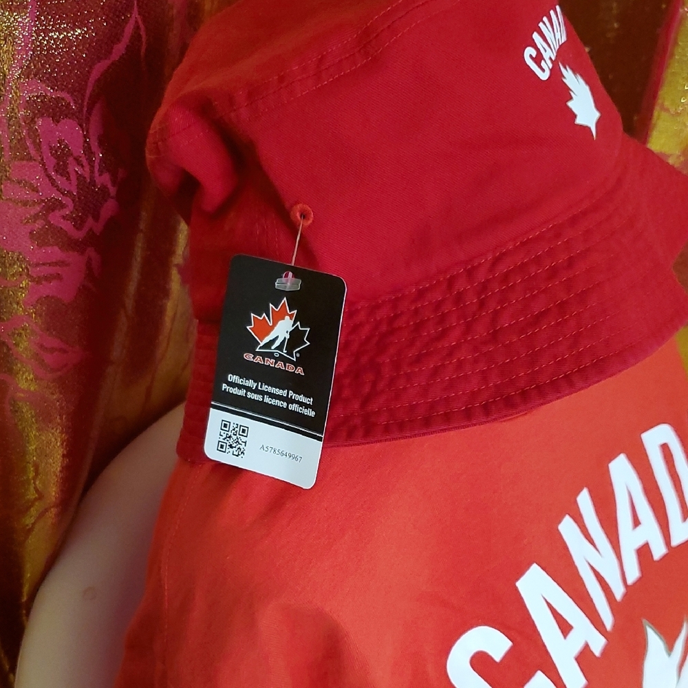 Canada Red T-Shirt and Hat Set - Picture 4 of 12